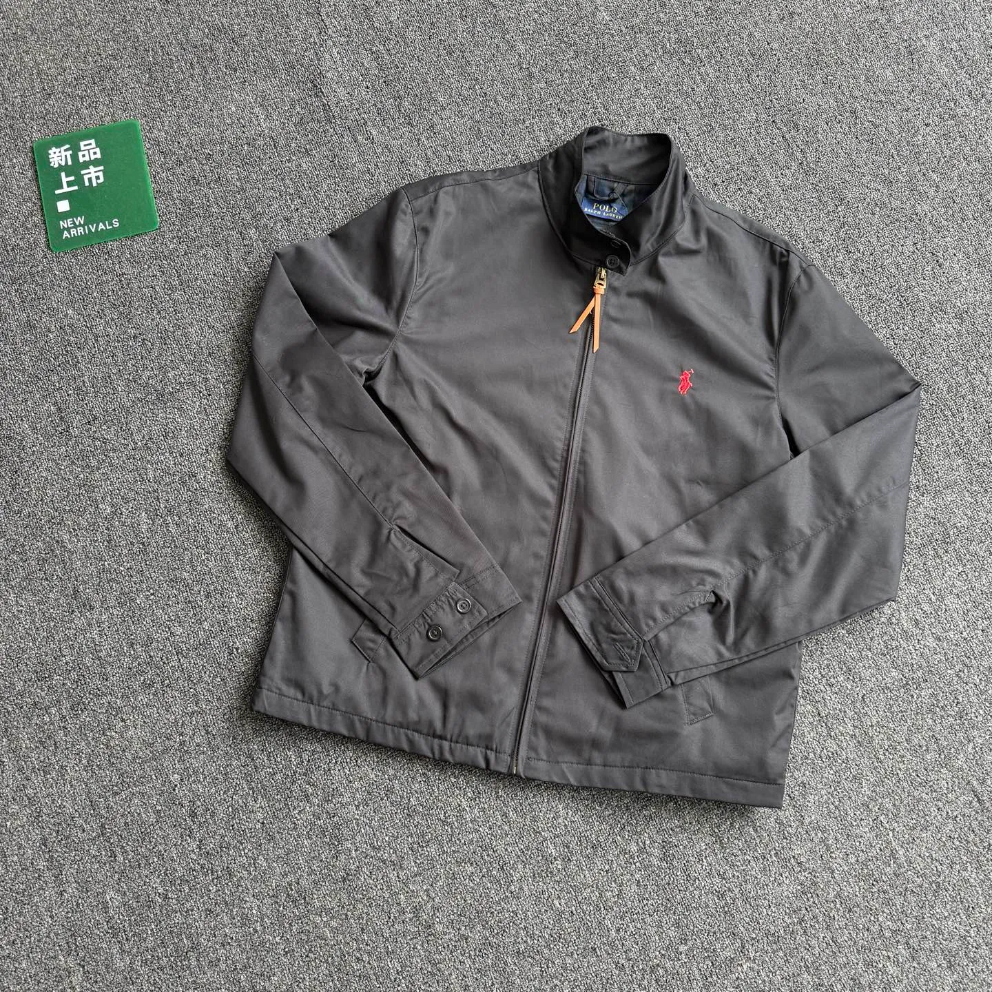 P240 model number G84 - Ralph Lauren/Ralph Lauren's men's and women's old cadre zipper stand collar jacket - the same style as Yi Mengling. Recommended by many fashion bloggers, the Harrington jacket's lapel zipper windproof design perfectly blends casual style and street trend elements, and is very suitable for neutral wear. The fabric texture of the jacket is excellent and comfortable to wear. It is a very versatile and trendy jacket. Original development, 100% pure cotton fabric, exquisite embroidery, evergreen style for all seasons, feel free to buy it, retro will never go out of style!  Color: Black Navy Size: S M L XL